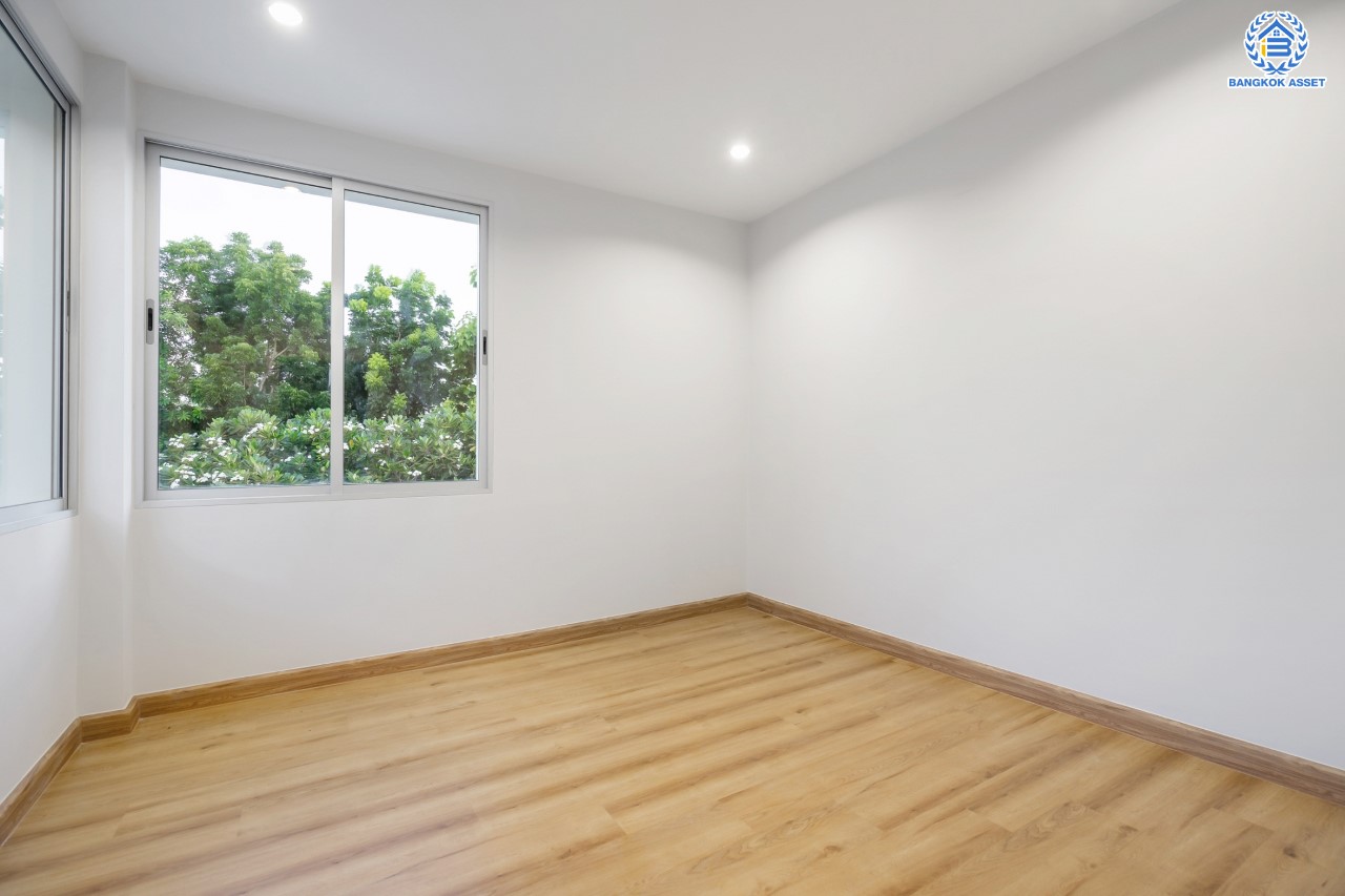 บ้านมือสองตกแต่งใหม่ ม.วิลล่าการ์เด้น2 บางกรวย-ไทรน้อย หลังมุม เนื้อที่ 51.5 ตร.ว. ฟังก์ชัน 3 ห้องนอน 3 ห้องน้ำ จอดรถได้ 2 คัน บรรยากาศเป็นส่วนตัว บนทำเลศักยภาพ ใกล้เซ็นทรัลเวสต์เกต เชื่อมต่อหลายเส้นทาง ถ.รัตนาธิเบศร์, ถ.กาญจนาภิเษก และราชพฤกษ์ และรถไฟฟ้า "สถานีบางพลู"...